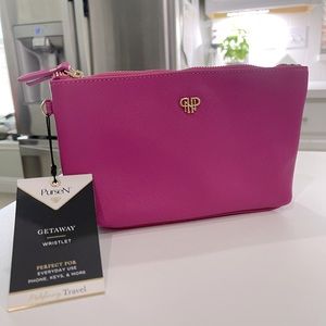 PurseN Getaway wristlet in magenta